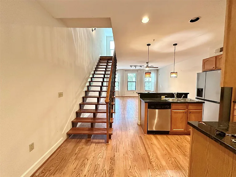 1602 Elgin St #13 — Photo 6