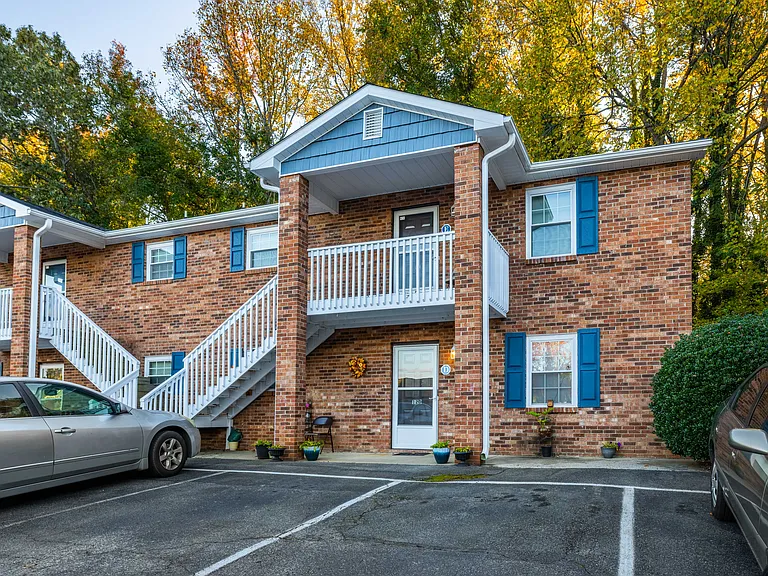 Holly Leaf Apartments — Photo 11