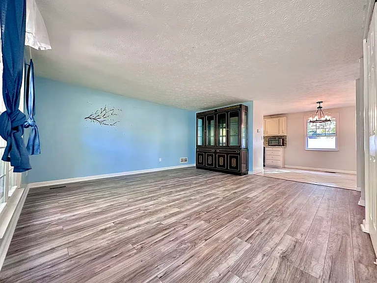 675 Woodgate Rd — Photo 3