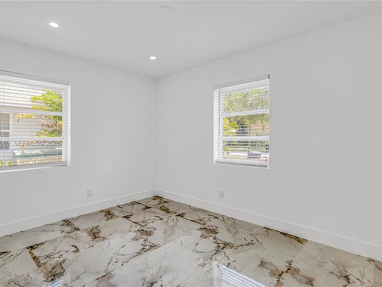 809 SW 17th St — Photo 12