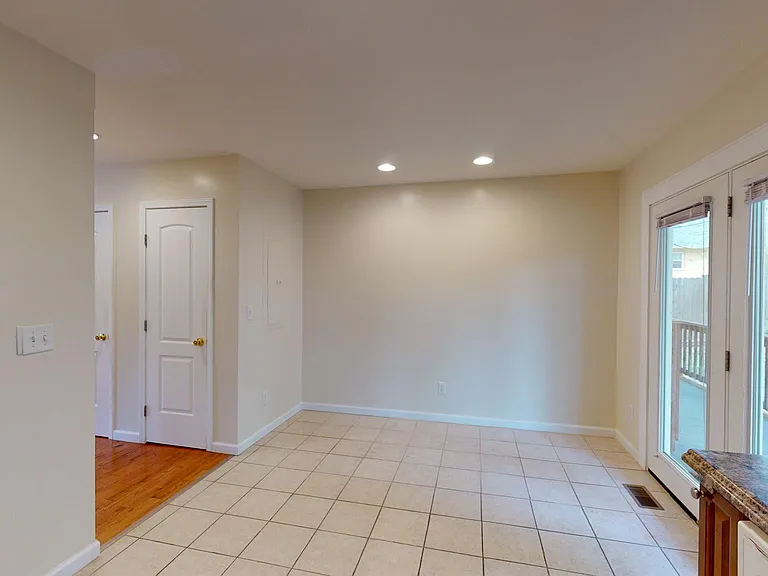 Kitchen Eat-In Area
