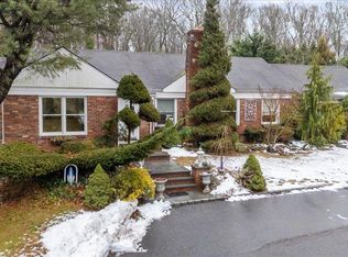 33 Fleets Cove Road, Huntington, NY 11743