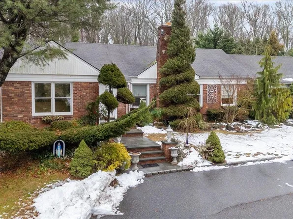 33 Fleets Cove Road, Huntington, NY 11743