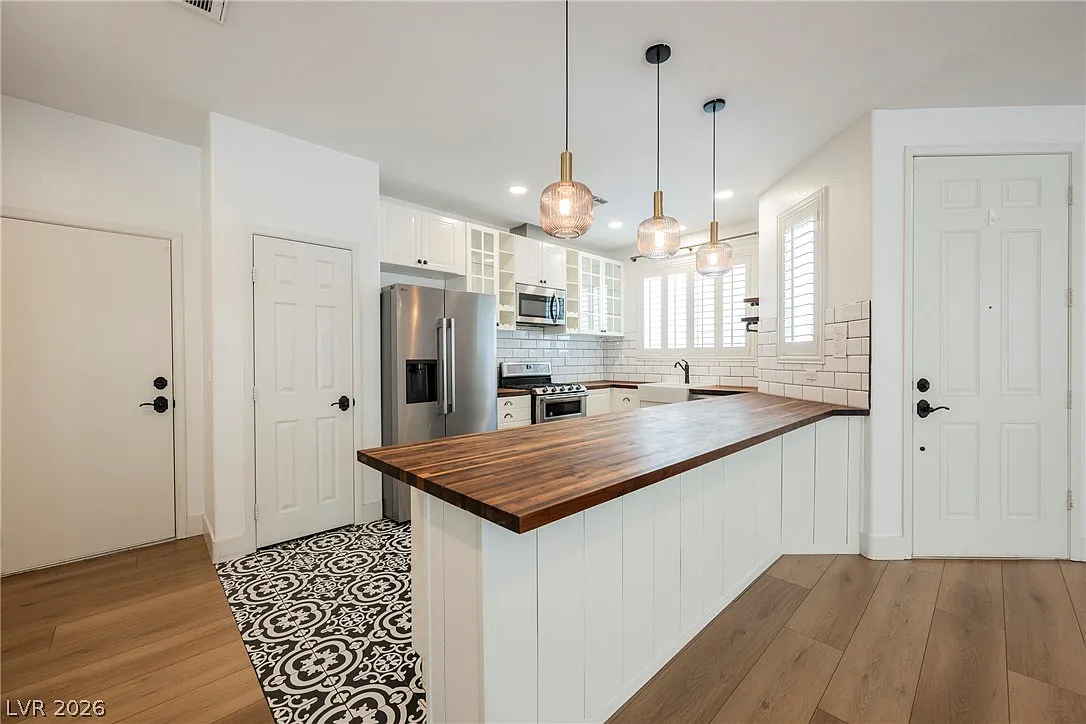 3 bed, 2.5 bath, 1419 sqft, $2,050 — Photo 3
