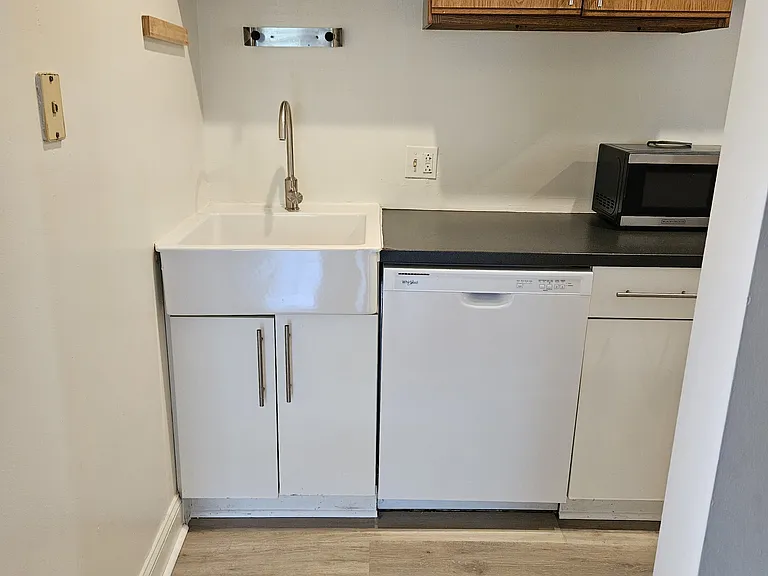 711 G St NE #2 — Photo 17