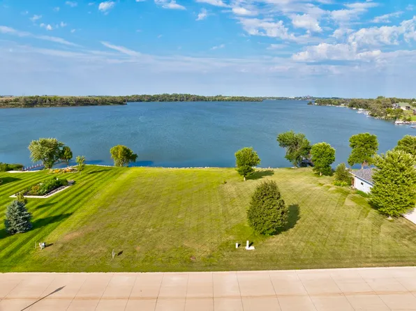 29 W Bay Rd, Lake Park, IA 51347