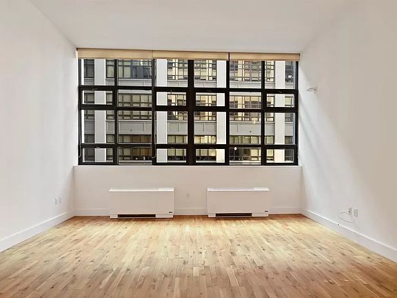 3rd image of 360 Furman St APT 826