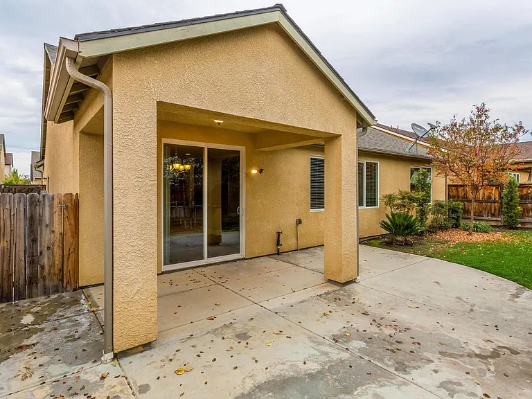 4044 Heritage Ln — Photo 32