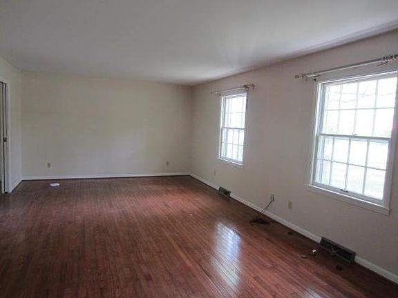 5th image of 128 Cedar Hill Dr