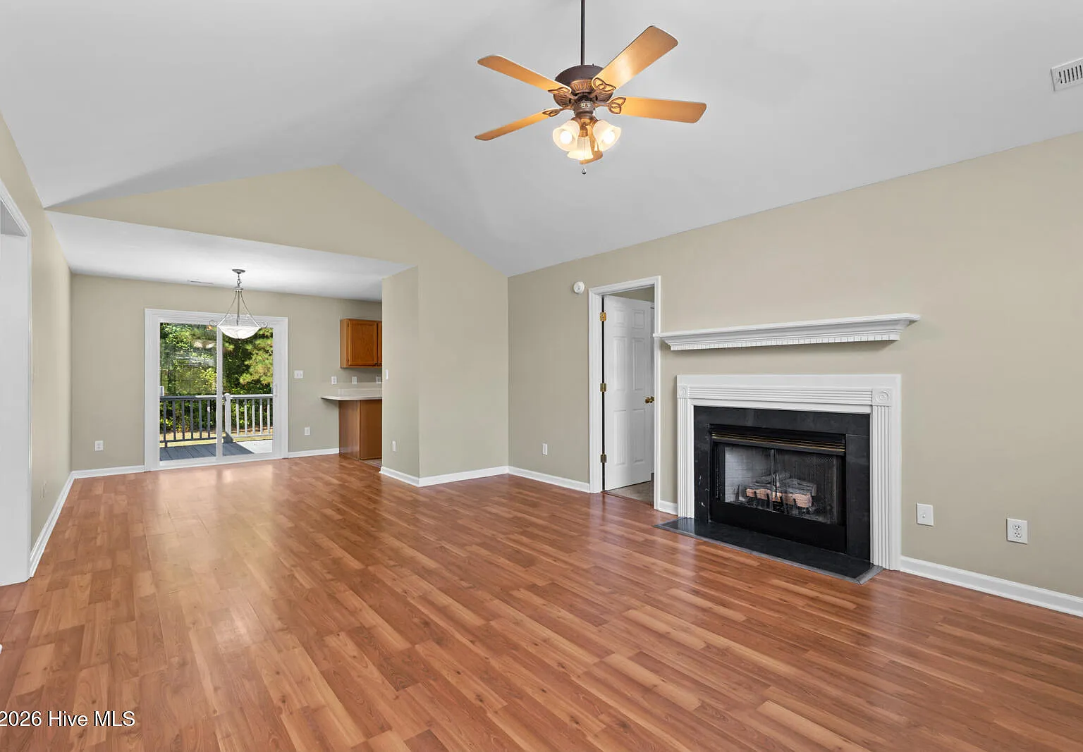 4 bed, 2.0 bath, 1650 sqft, $1,800 — Photo 2