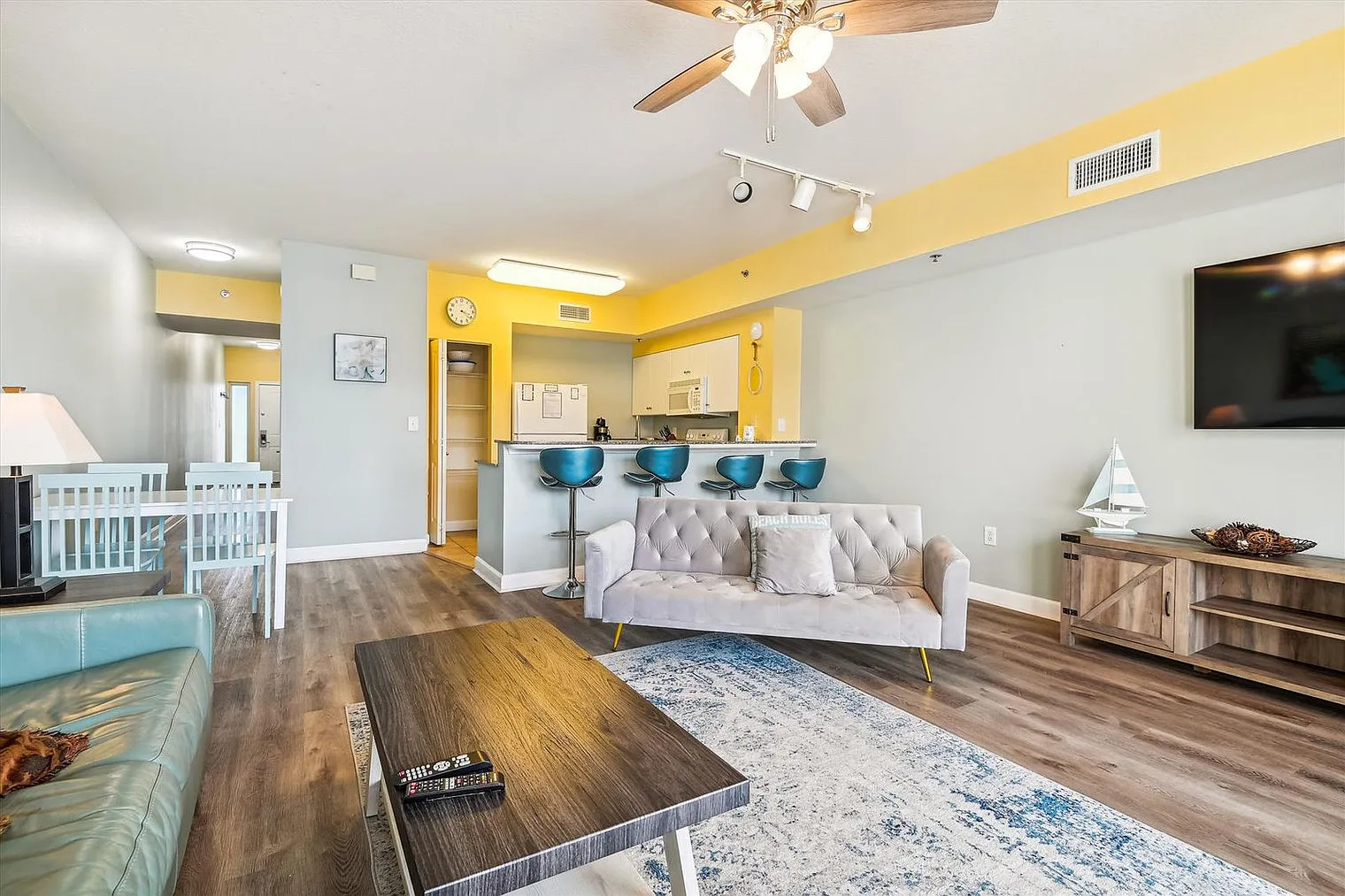 2 bed, 2.0 bath, 925 sqft, $1,990 — Photo 4