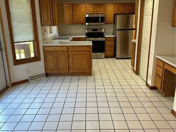 3rd image of 5 Glencove Dr