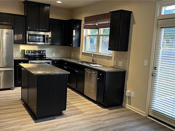 4th image of 3689 Brockenhurst Dr