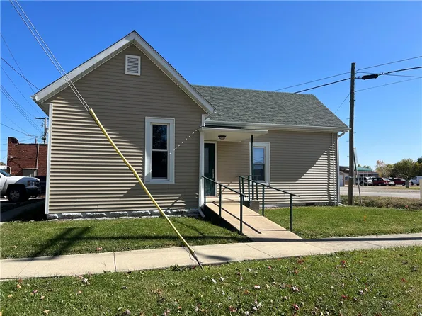 100 S Main St, Saint Elmo, IL 62458