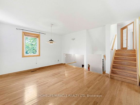 5th image of 2033 Simcoe St N