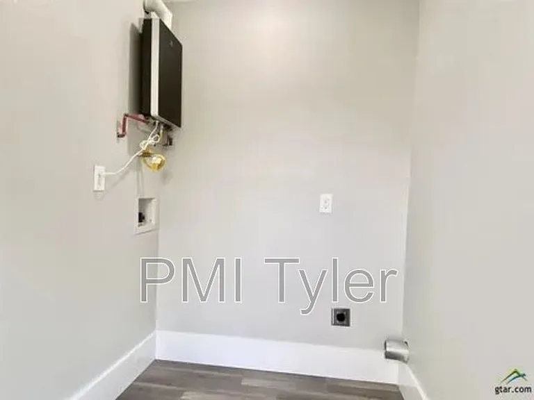 1115 S Robertson Ave — Photo 8