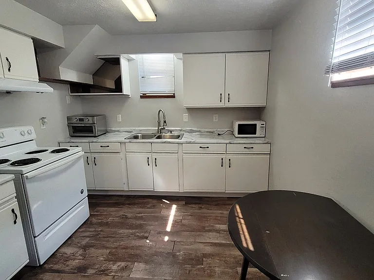 908 S 1st St #1-5 — Photo 5