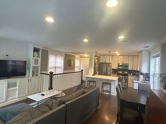 4th image of 1485 N Larrabee St #C