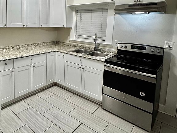 4th image of 411 W Pembroke Ave