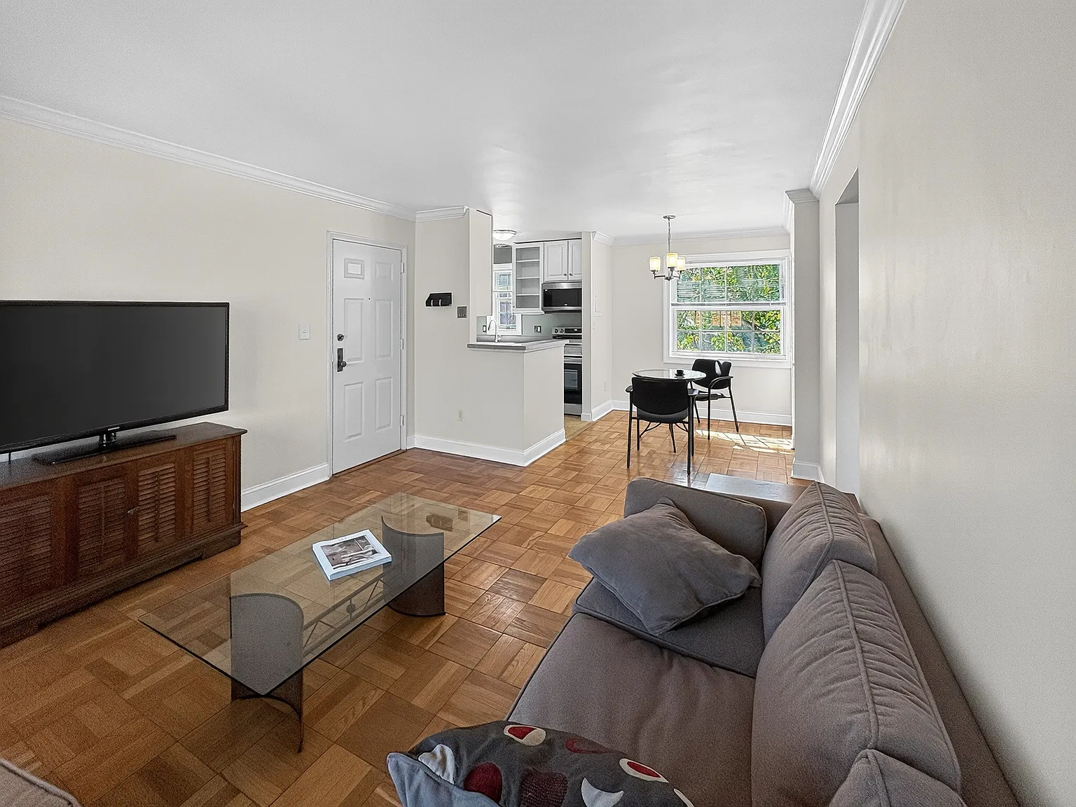 2 bed, 1.5 bath, 819 sqft, $2,400 — Photo 2
