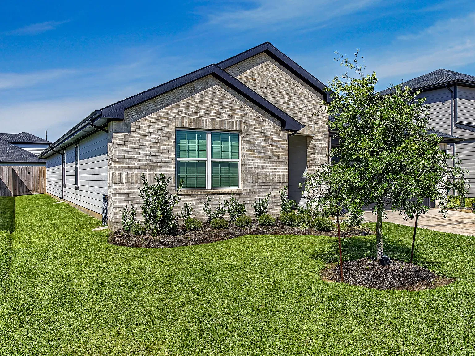 4 bed, 3.0 bath, 2221 sqft, $2,500 — Photo 3