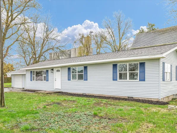 211 3rd St, Dewey, IL 61840