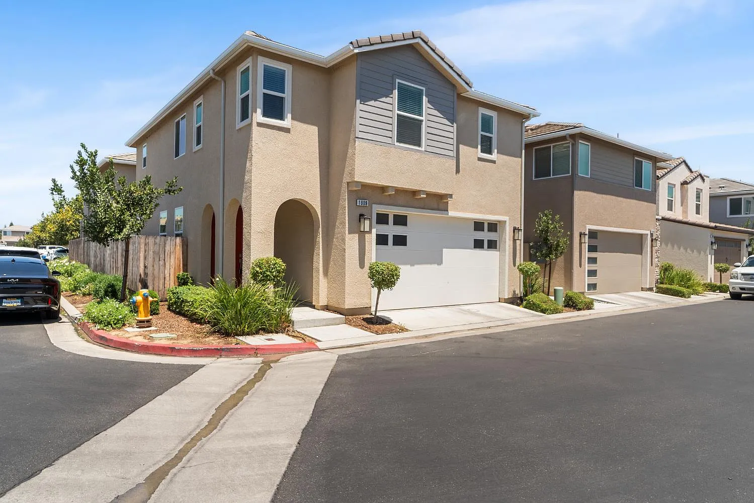 3 bed, 2.5 bath, 1656 sqft, $2,695 — Photo 4
