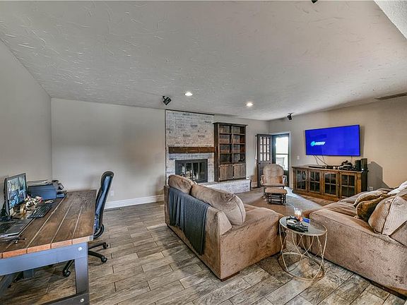4th image of 1401 Glenwood Dr