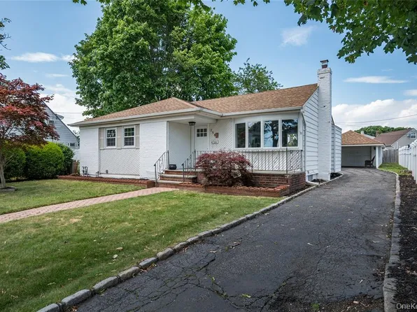 258 Gilling Rd, Seaford, NY 11783