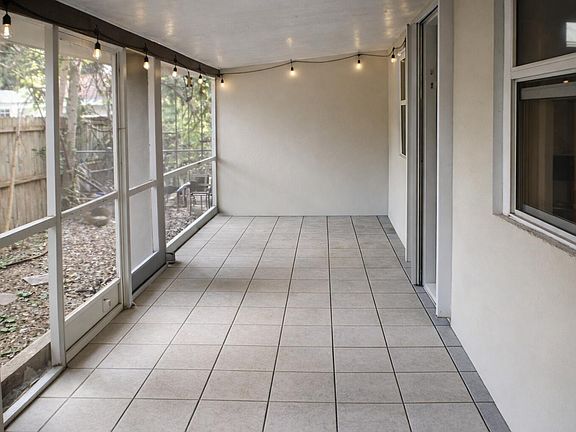 5th image of 711 Sharon Pl