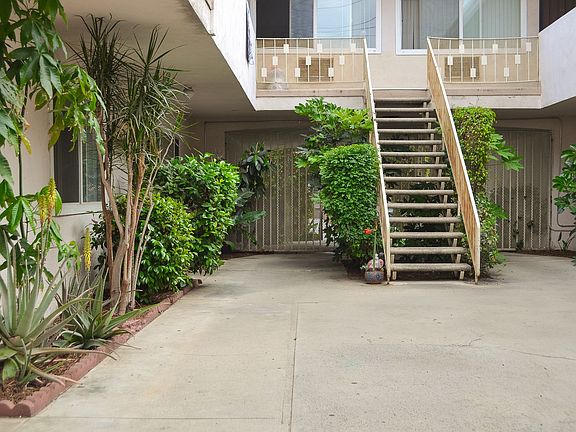 5th image of 17087 Chatsworth St APT 2