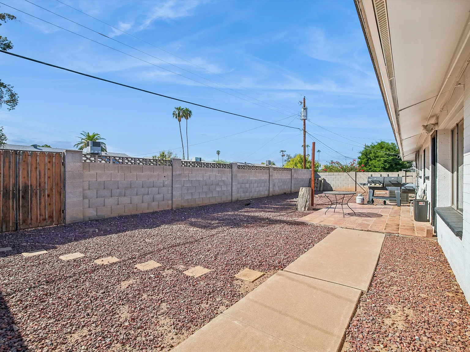 5 bed, 2300 sqft, $2,990 — Photo 4
