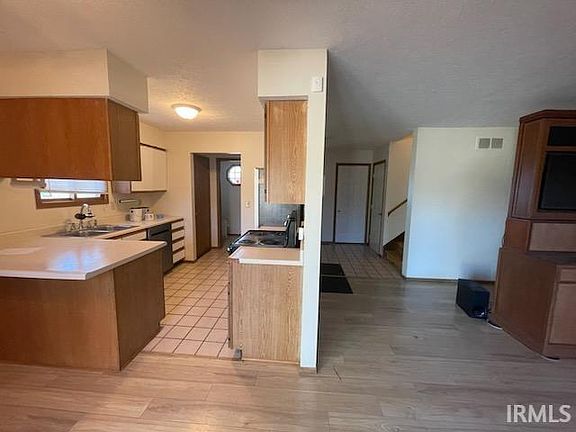 2nd image of 400/402 S Village Ct
