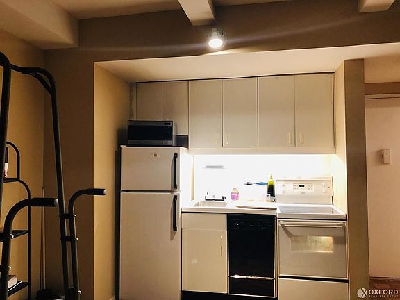 4th image of 150 W 51st St APT 1034