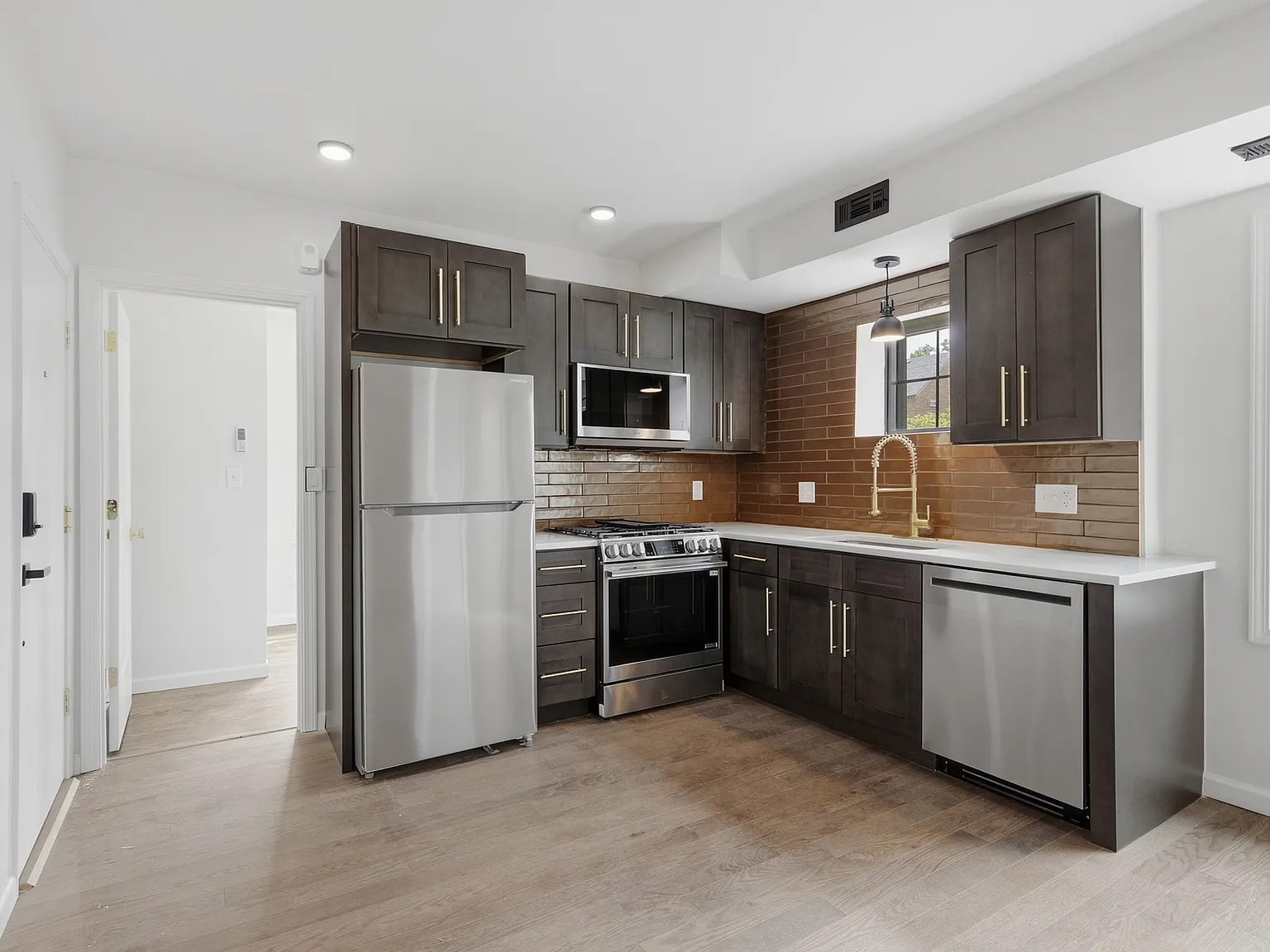 2 bed, 650 sqft, $1,975 — Photo 3