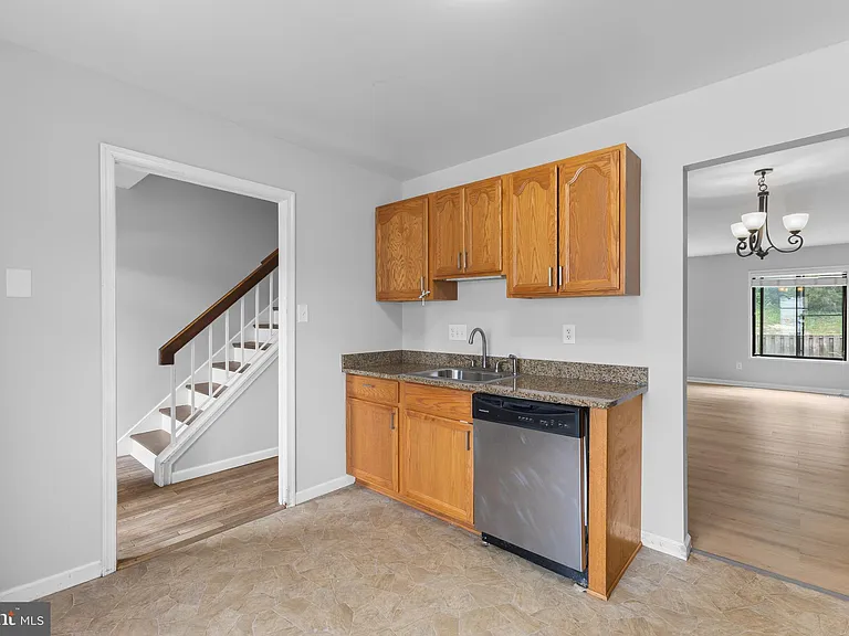 2813 Cambridge Dr — Photo 6