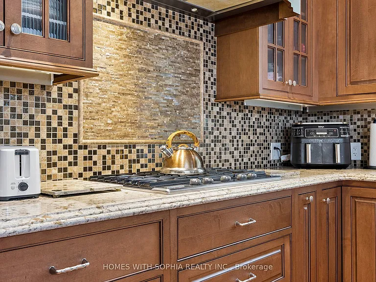 162 Glenvale Blvd — Photo 23