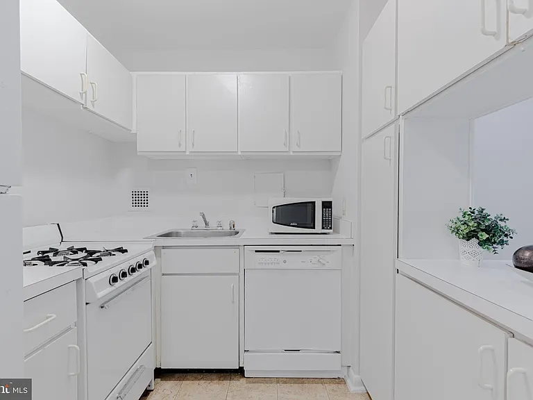950 25th St NW #327N — Photo 5