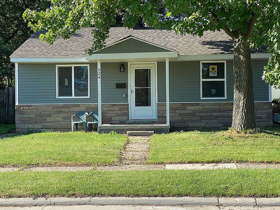 1st image of 924 E Brockton Ave