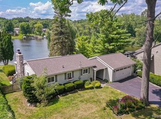 8701 Sherwood Dr, Davisburg, MI 48350