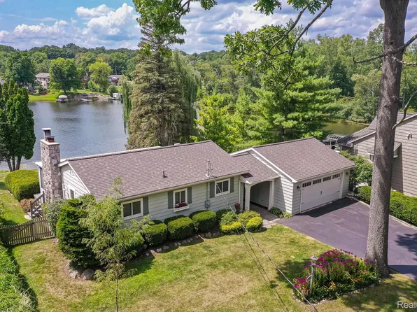 8701 Sherwood Dr, Davisburg, MI 48350