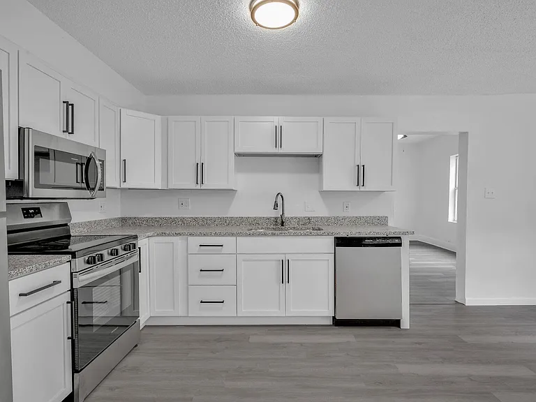 1128 W Broadway St — Photo 8