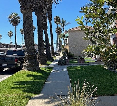 2 blocks to the beach