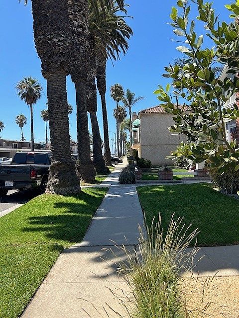 2 blocks to the beach