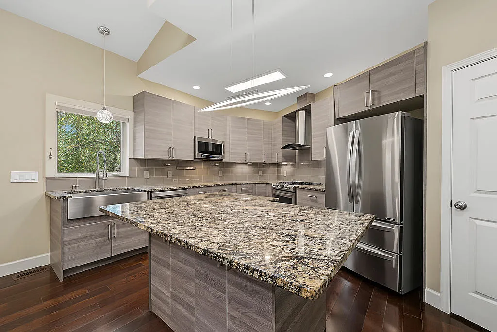 2 bed, 1500 sqft, $2,100 — Photo 4