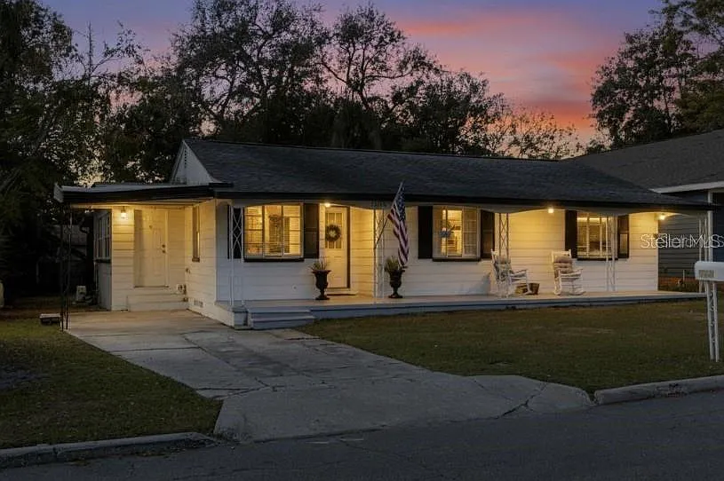 4 bed, 2.0 bath, 2182 sqft, $2,300 — Photo 2