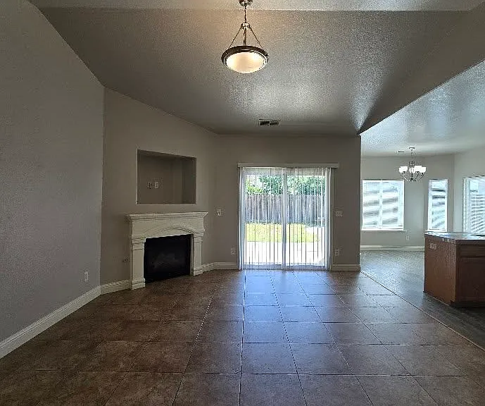 4726 N Erie Ave — Photo 2