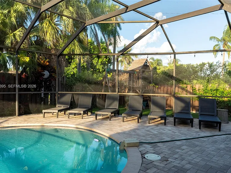 1141 N Northlake Dr — Photo 85