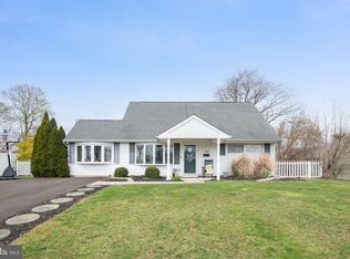 5 Candytuft Rd, Levittown, PA 19057