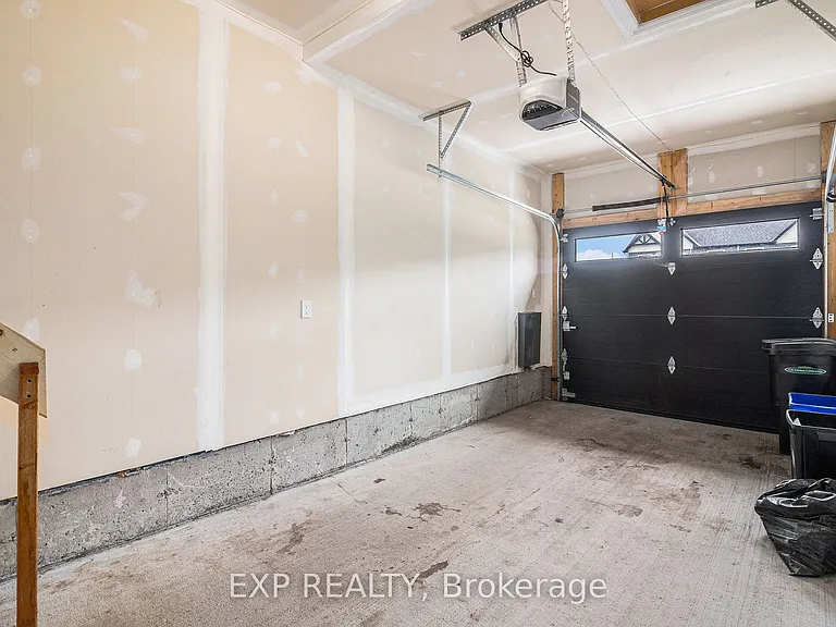 75 Gilberte St — Photo 30